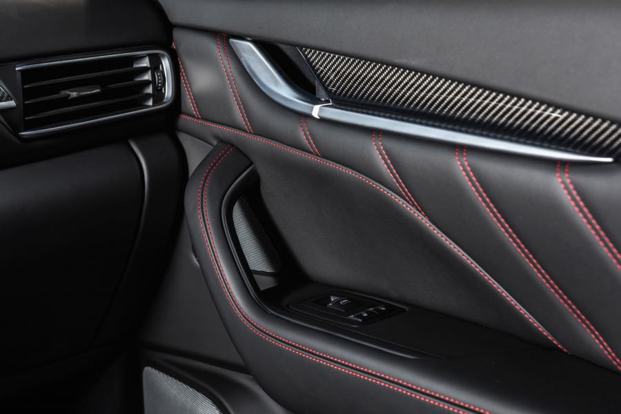 Детали интерьера Maserati Levante Trofeo Launch Edition 2019 года  (WW) (фото 5 из 20)